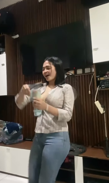 looking makes it hot_61