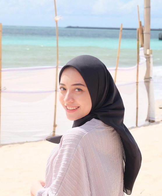 looking makes it hot_63