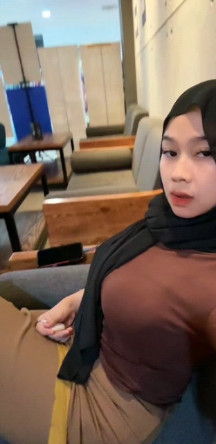 looking makes it hot_63