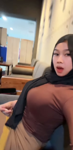 looking makes it hot_63