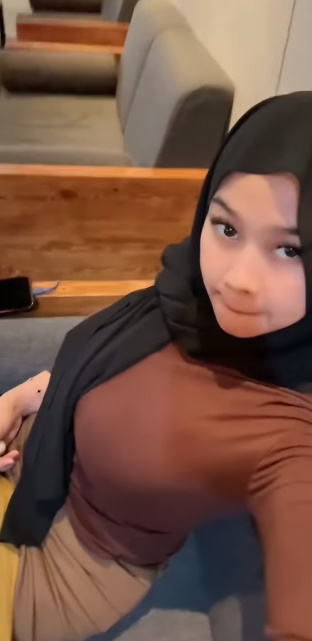 looking makes it hot_63