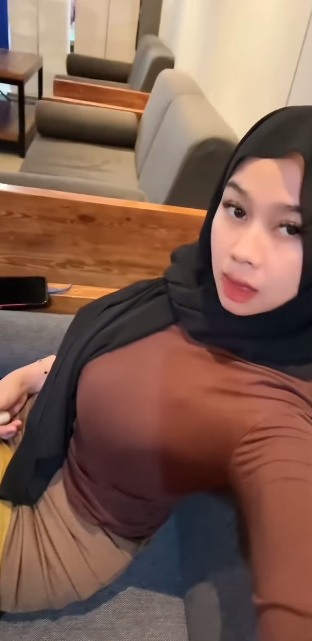 looking makes it hot_63