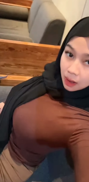 looking makes it hot_63