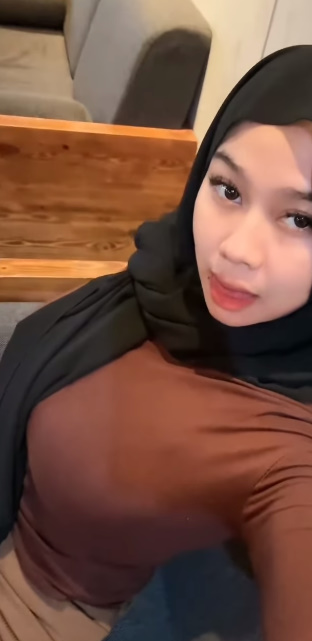 looking makes it hot_63