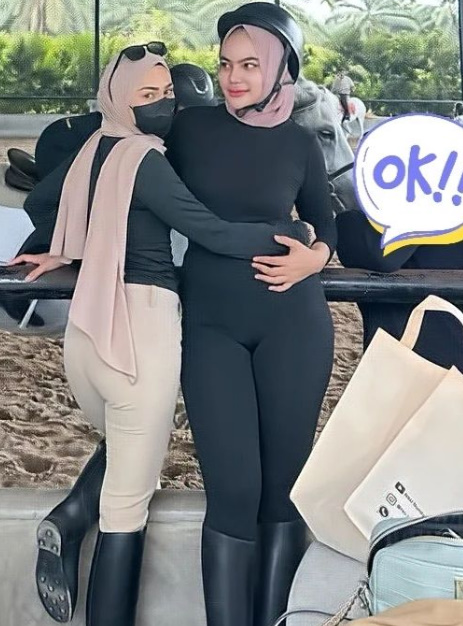 looking makes it hot_63