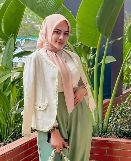 looking makes it hot_63