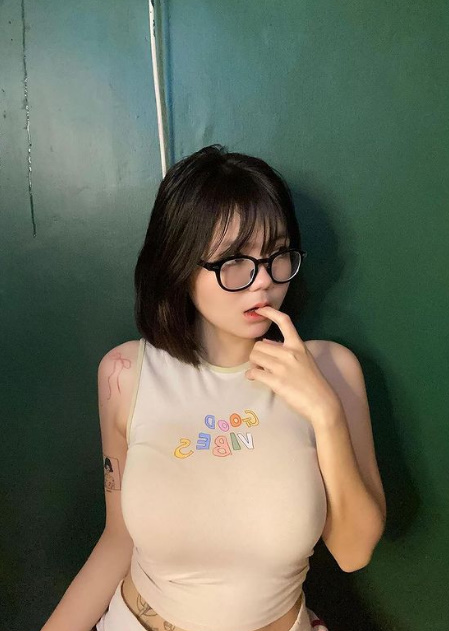 looking makes it hot_64