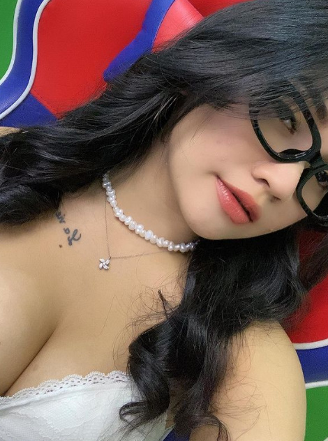 looking makes it hot_65