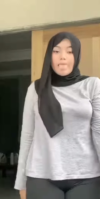 looking makes it hot_66