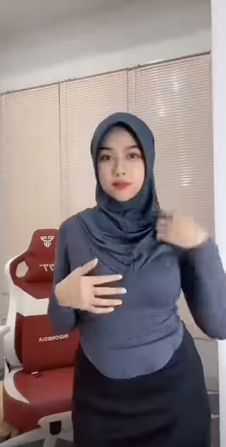 looking makes it hot_66