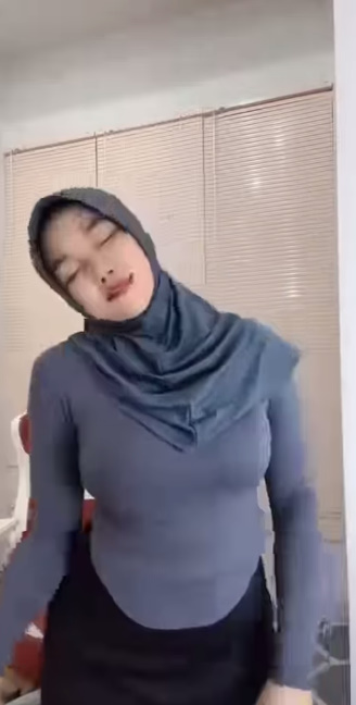 looking makes it hot_66