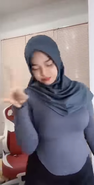 looking makes it hot_66