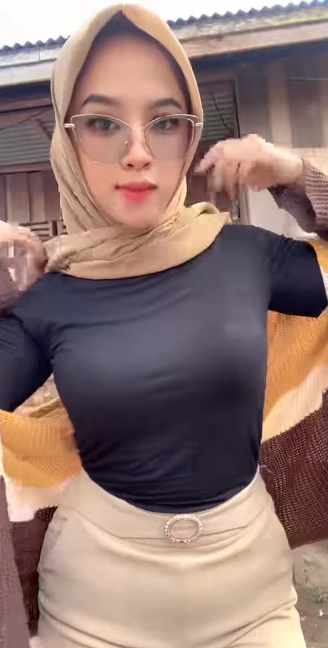 looking makes it hot_66