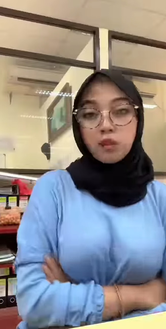 looking makes it hot_66