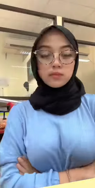 looking makes it hot_66