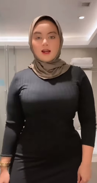 looking makes it hot_66