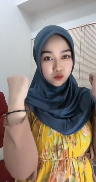 looking makes it hot_66