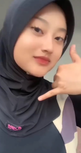 looking makes it hot_66