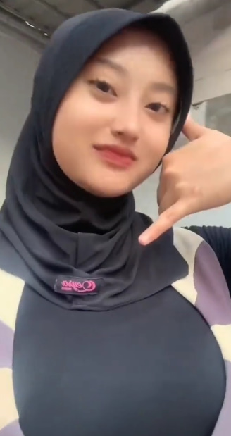 looking makes it hot_66