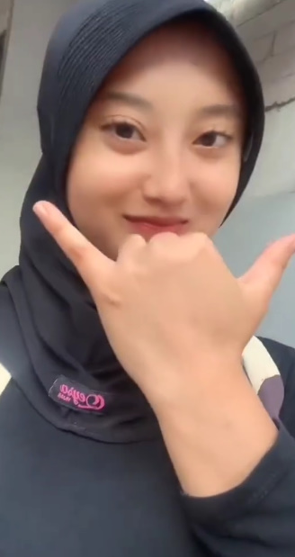 looking makes it hot_66