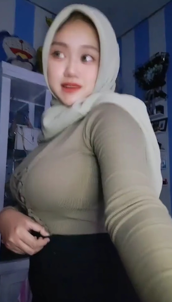 looking makes it hot_66