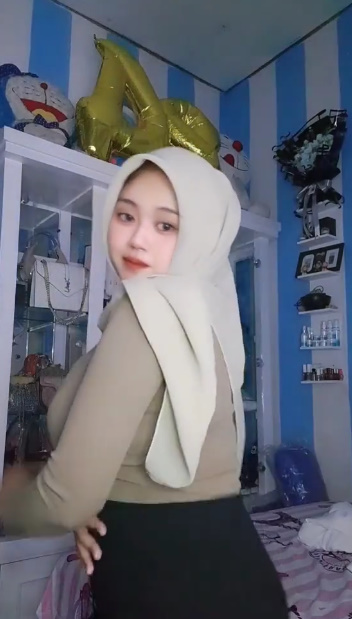 looking makes it hot_66