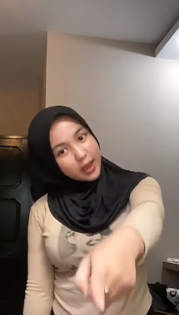 looking makes it hot_66