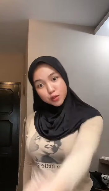 looking makes it hot_66