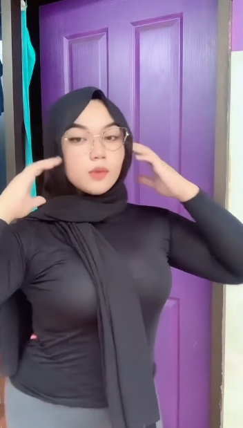 looking makes it hot_66