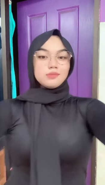 looking makes it hot_66