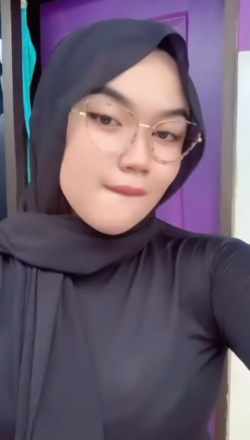 looking makes it hot_66