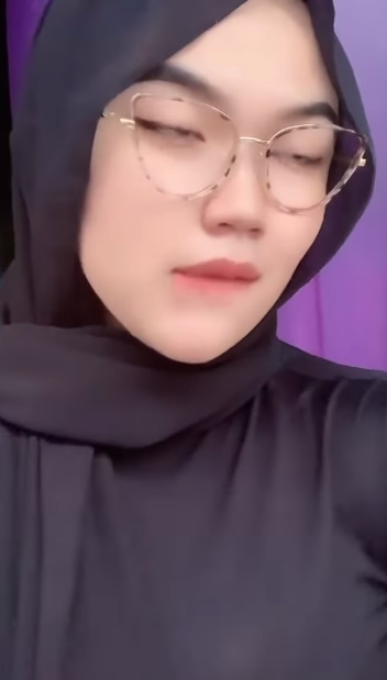 looking makes it hot_66