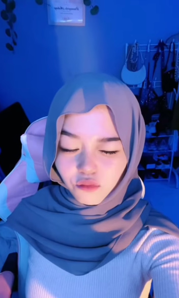 looking makes it hot_66