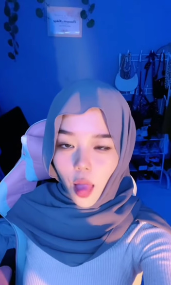 looking makes it hot_66