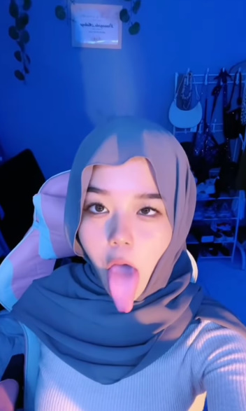 looking makes it hot_66