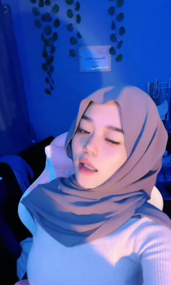 looking makes it hot_66