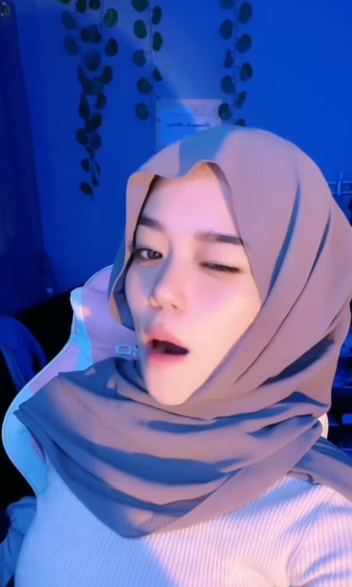 looking makes it hot_66