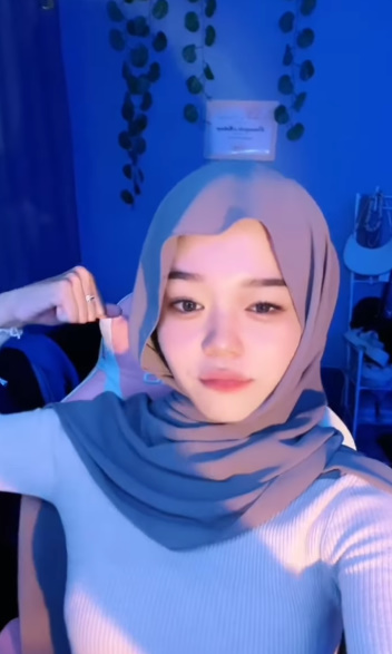 looking makes it hot_66