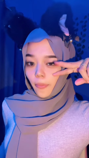 looking makes it hot_66