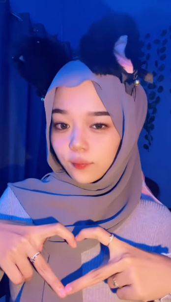 looking makes it hot_66