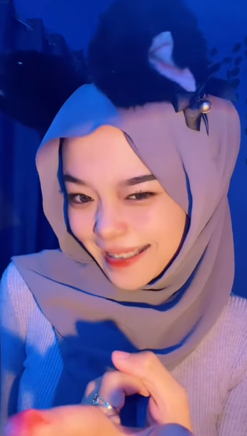 looking makes it hot_66