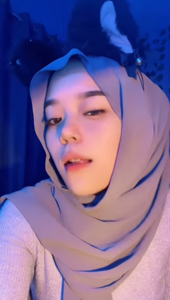 looking makes it hot_66