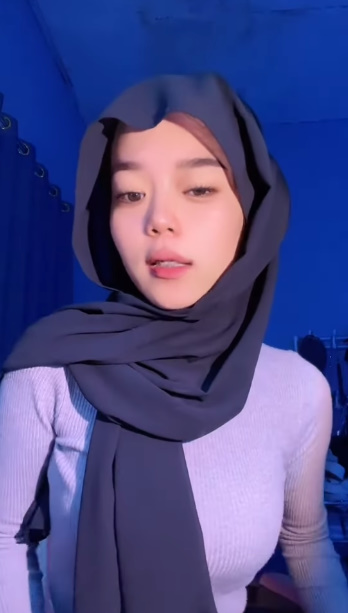 looking makes it hot_66