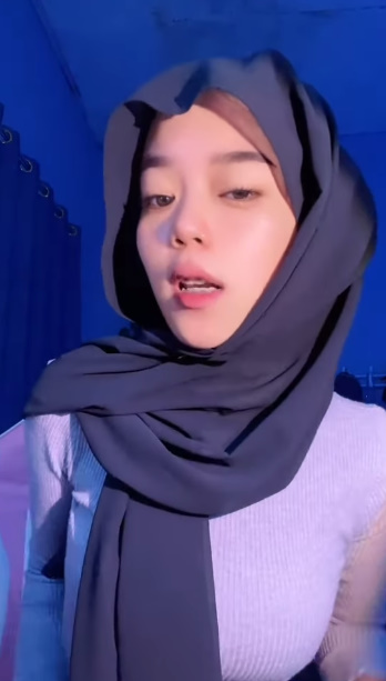 looking makes it hot_66