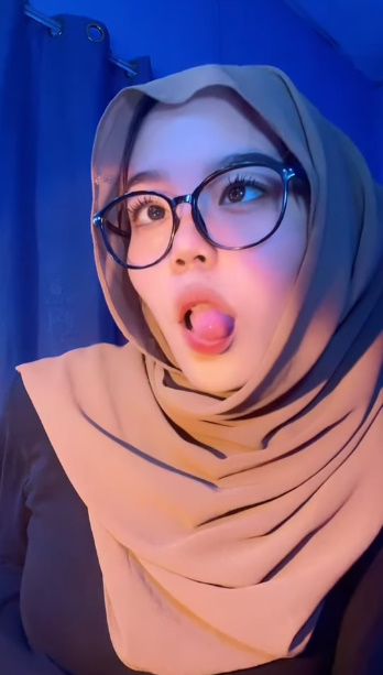 looking makes it hot_66