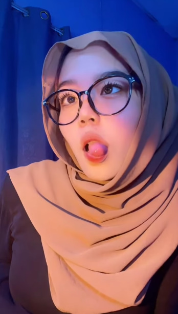 looking makes it hot_66