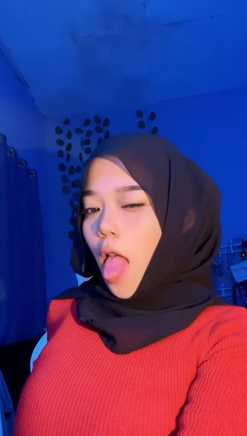 looking makes it hot_66