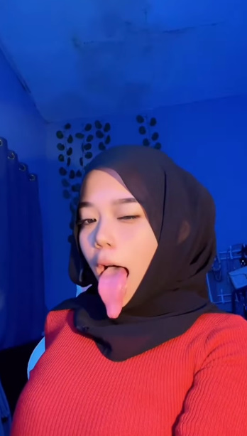 looking makes it hot_66