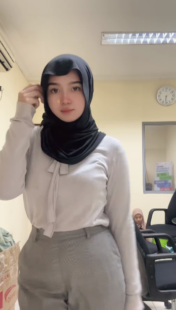 looking makes it hot_66