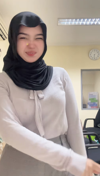 looking makes it hot_66